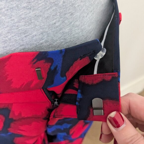 Banana Republic - "Ryan" Floral Print Slim Straight Pant - Size 10P - Picture 4 of 9